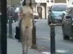 Chicas desnudas en la calle
